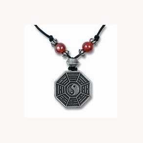 Kinesisk Ying Yang vedhng i forslvet tin med rde perler