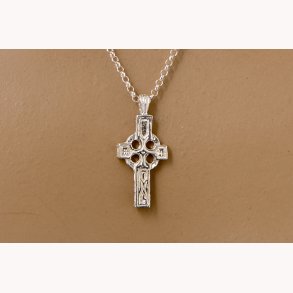 Keltisk Kors (ca. 100 e.Kr.) i slv med detaljeret relief. P belcherkde i slv