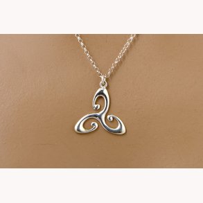 Keltisk vedhng i sterlingslv. Triskele p belcherkde