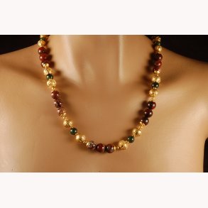 Grsk halskde i jade og jaspis