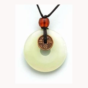 Kinesisk vedhng med hvid jade og dragemnt