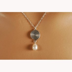 Keltisk spiral halssmykke, slv med perle, Nordeuropa, 500 f. Kr.