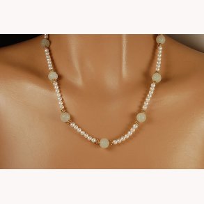 Kinsesisk halskde med hvid jade og perler