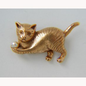 Broche med legesyg killing