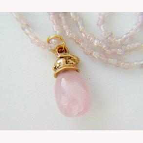 Russisk perlekde i rosenkvarts med forgyldt hare p g