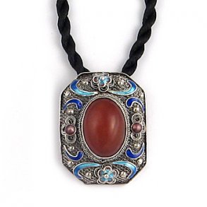 Kinesisk kejserligt vedhng i slv med emalje og karneol