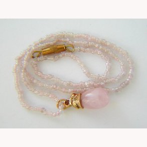 Russisk perlek�de i�rosenkvarts med forgyldt hare p� �g